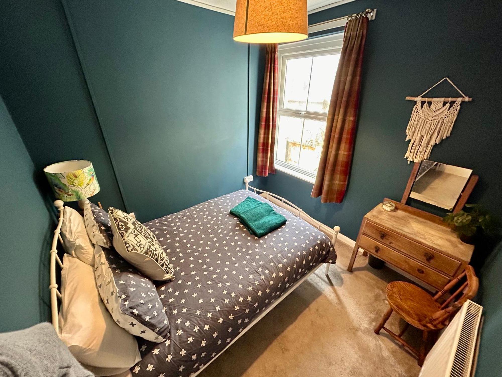 Private Pad - View Of High Street Apartment *