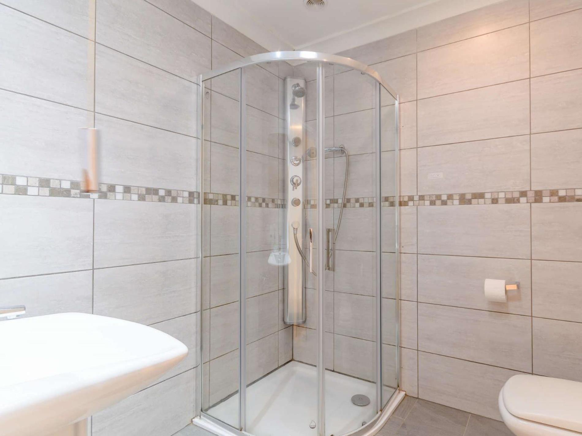 4 Bed In Fb003 * Tenby