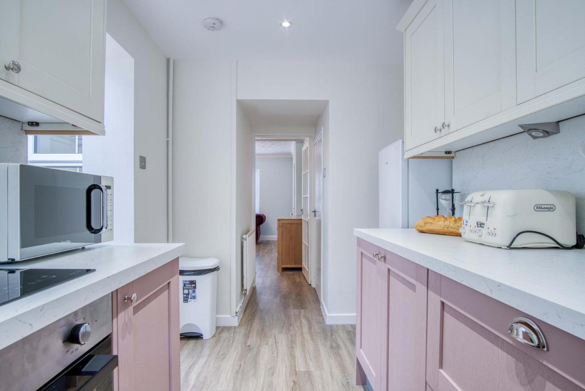 Pink - 4 Bedrooms & Hot Tub - Apartment Tenby