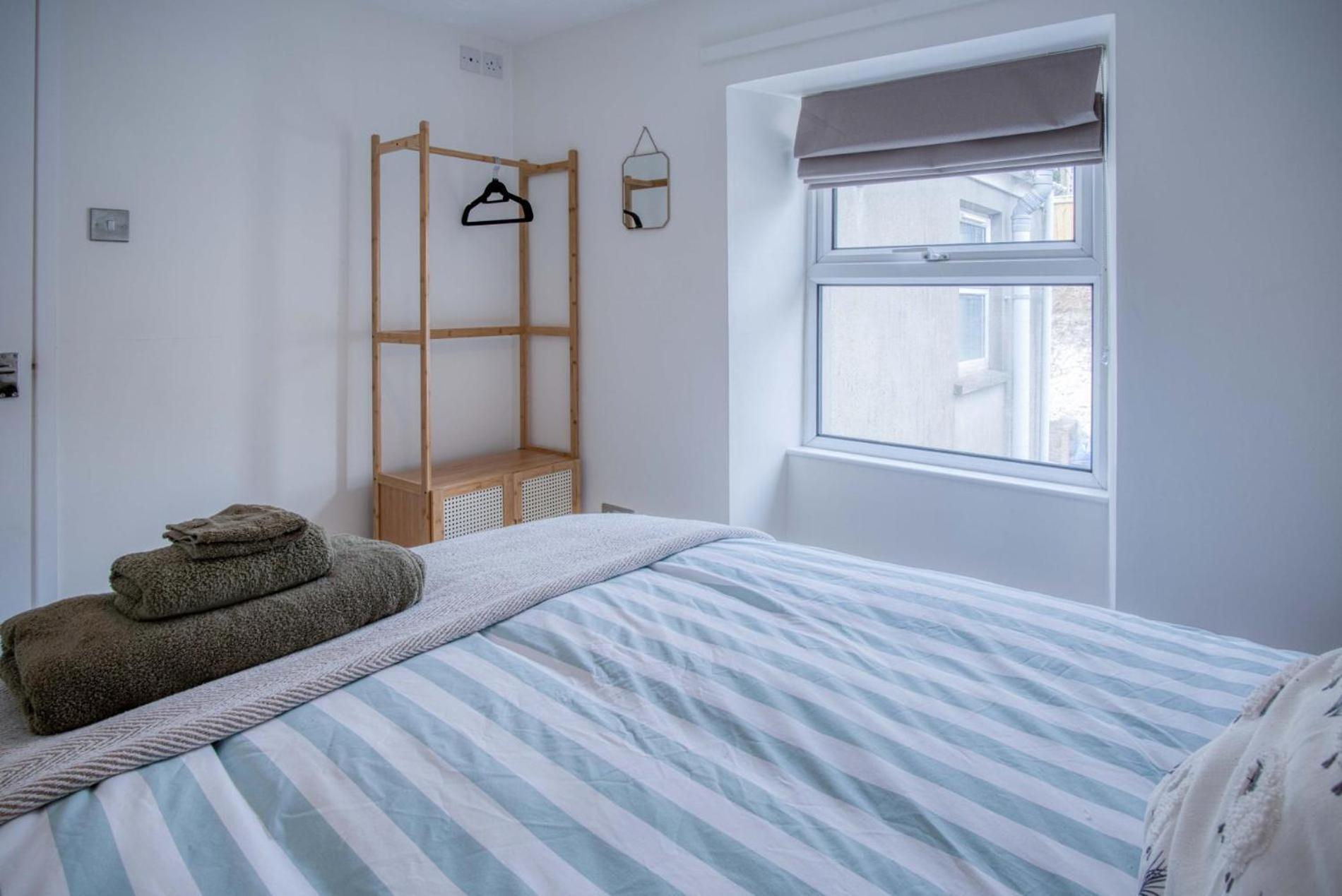 Pink - 4 Bedrooms & Hot Tub - * Tenby