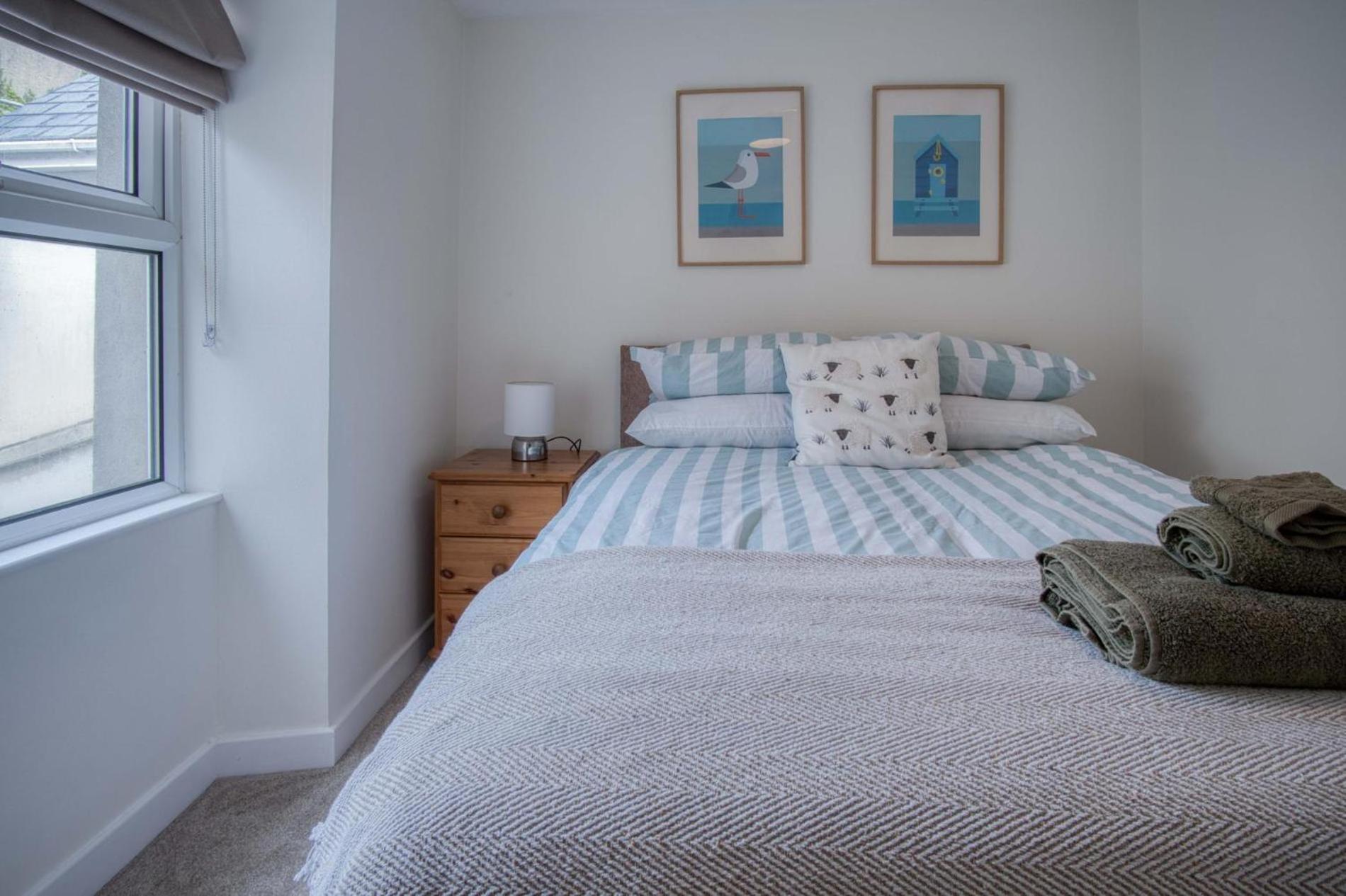 Apartment Pink - 4 Bedrooms & Hot Tub - Tenby