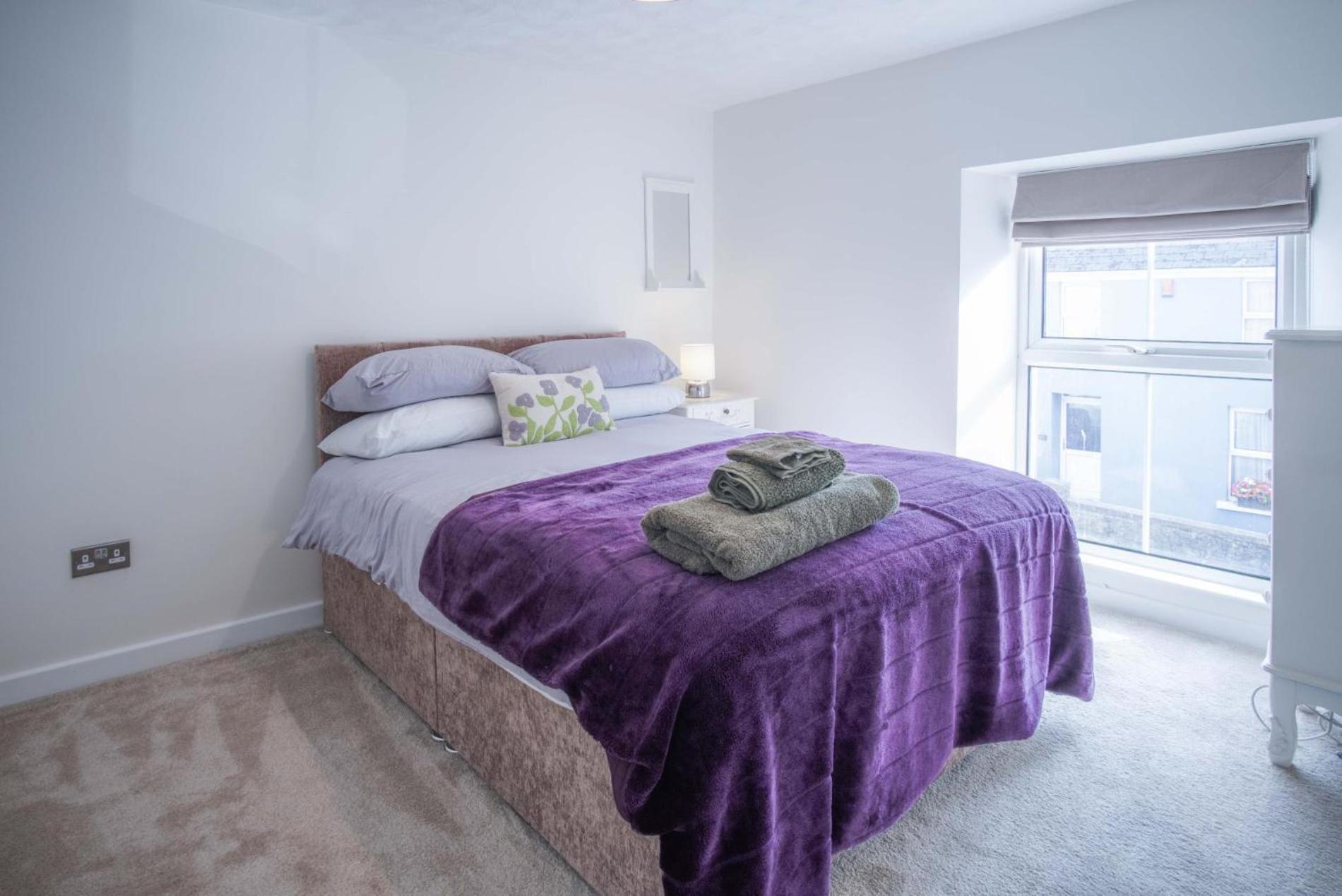 Pink - 4 Bedrooms & Hot Tub - *