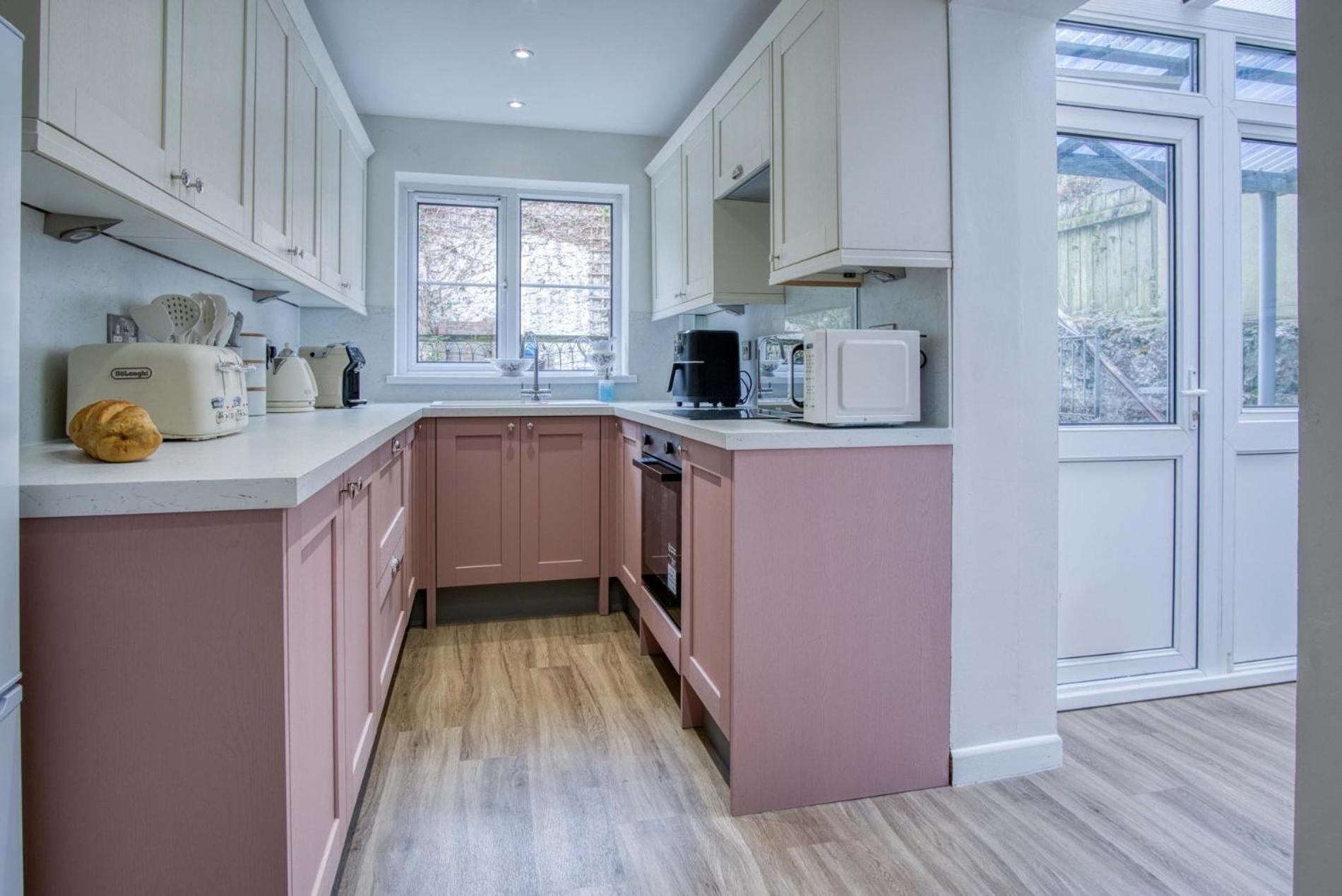 Apartment Pink - 4 Bedrooms & Hot Tub -