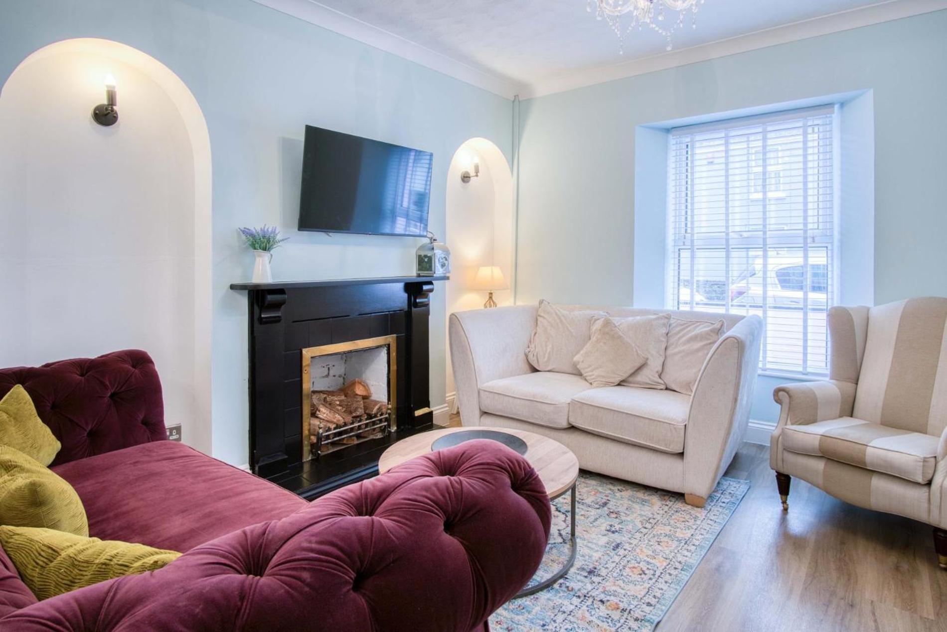 Pink - 4 Bedrooms & Hot Tub - Tenby