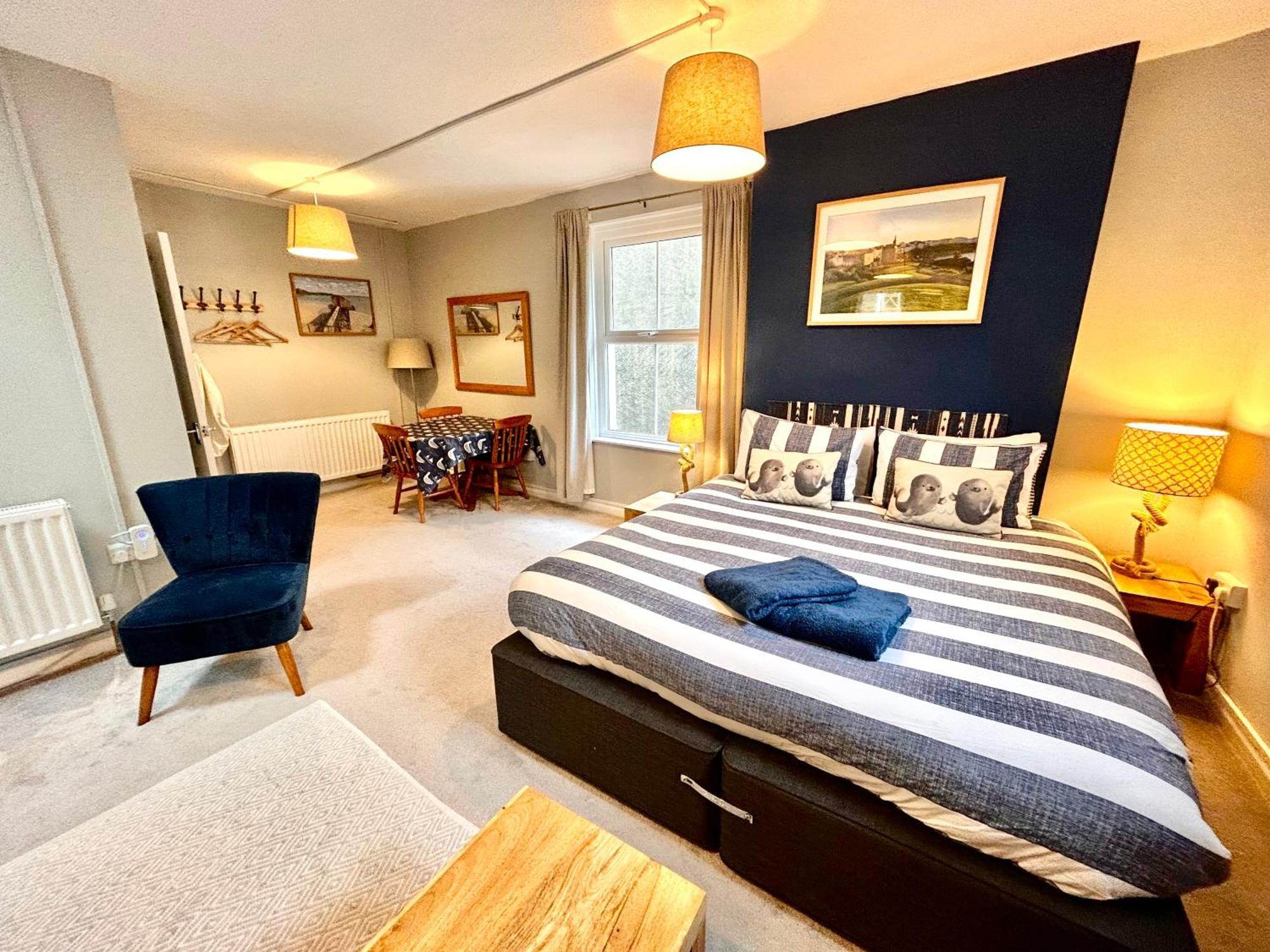 Private Pad - View Of High Street Apartment Tenby