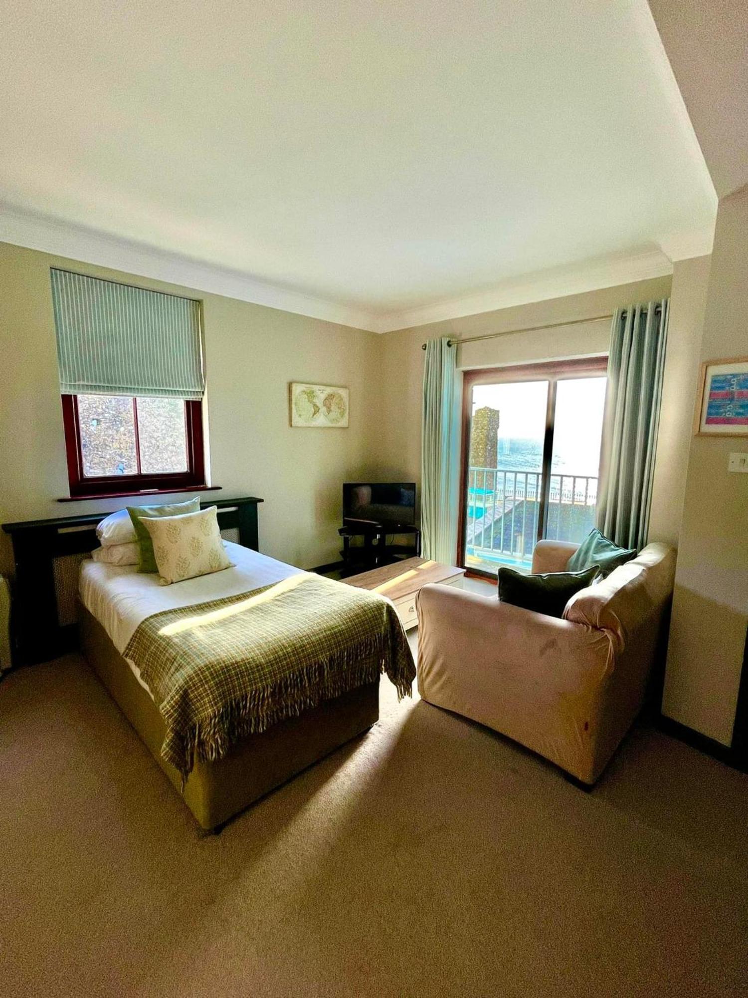 No: 1 The Esplanade Guest Accommodation. Bed & Breakfast