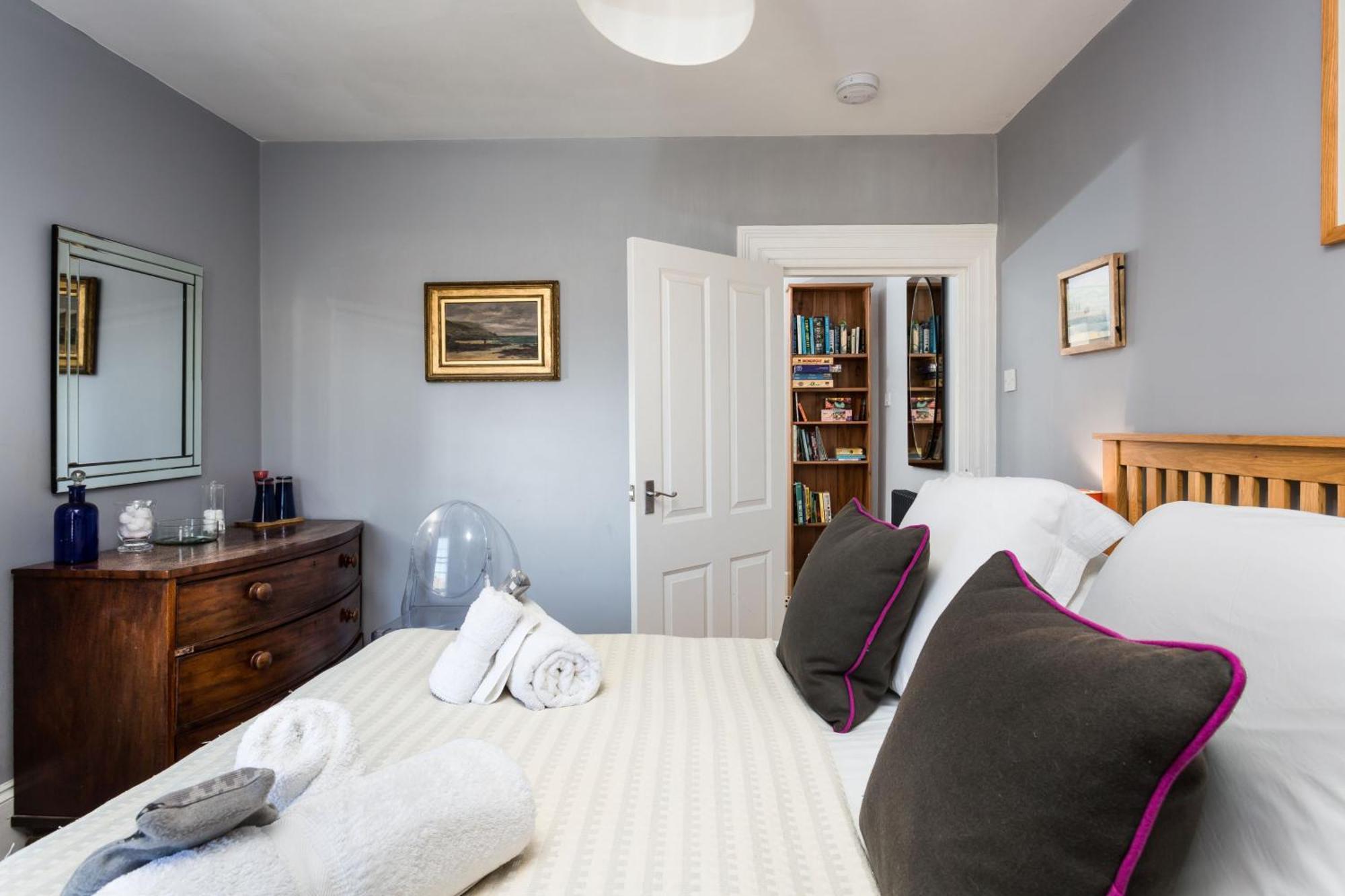 High House Sleeping 10 Holiday home Tenby